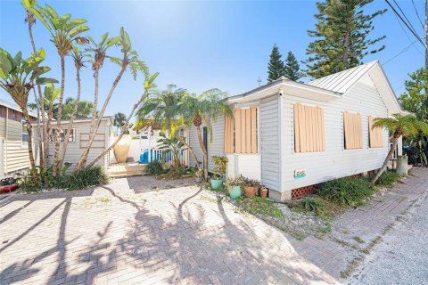 House in Treasure Island, Florida 3 bedrooms, 106.19 sq.m. № 2215395 - photo 2
