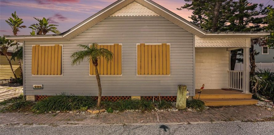 House in Treasure Island, Florida 3 bedrooms, 106.19 sq.m. № 2215395