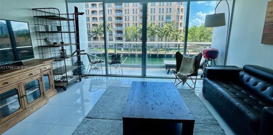 Studio in the Condo in Aventura, Florida  № 2037344