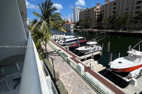 Condo in Aventura, Florida  № 2037344 - photo 16