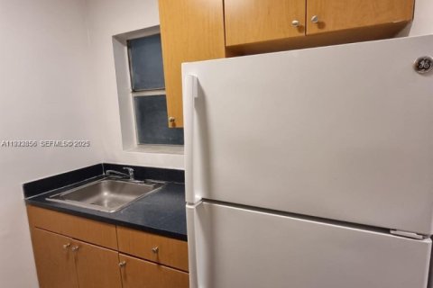 Condo in Miami, Florida, 1 bedroom  № 1982457 - photo 3