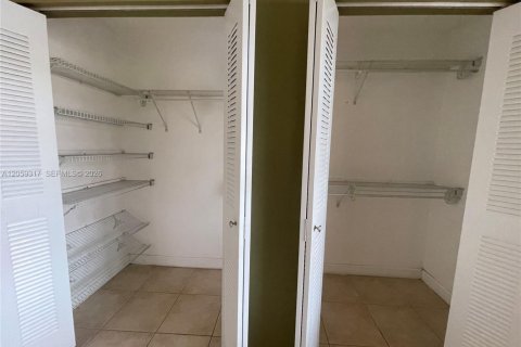 Condominio en alquiler en Miami, Florida, 2 dormitorios, 105.91 m2 № 2264267 - foto 16