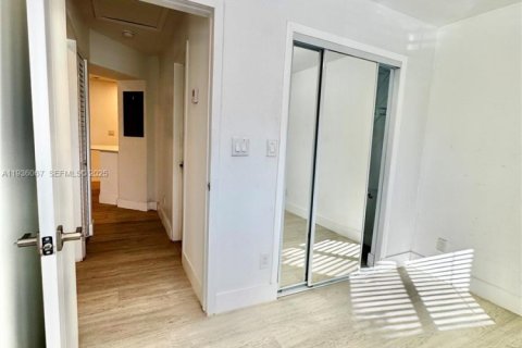 Commercial property in Dania Beach, Florida 197.7 sq.m. № 1994234 - photo 5