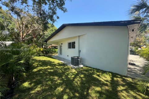 Купить коммерческую недвижимость в Дания-Бич, Флорида 197.7м2, № 1994234 - фото 25