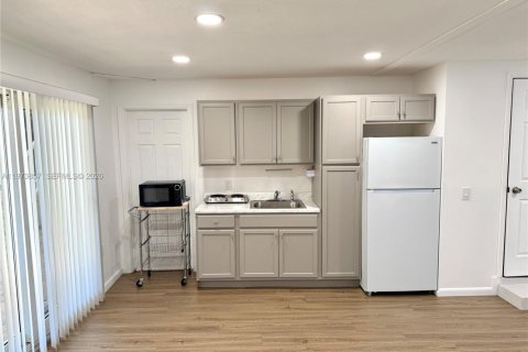 Commercial property in Miami, Florida 211.45 sq.m. № 2033392 - photo 2