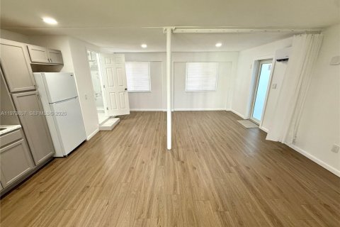 Commercial property in Miami, Florida 211.45 sq.m. № 2033392 - photo 7