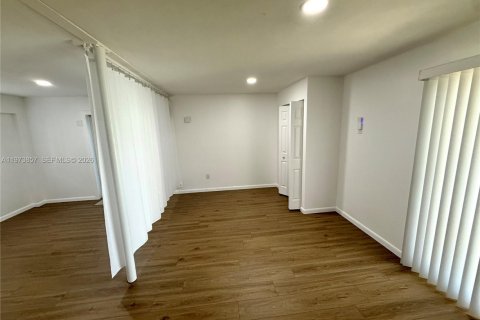 Commercial property in Miami, Florida 211.45 sq.m. № 2033392 - photo 5