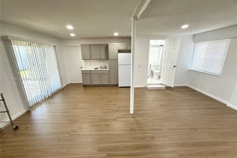 Commercial property in Miami, Florida 211.45 sq.m. № 2033392 - photo 6