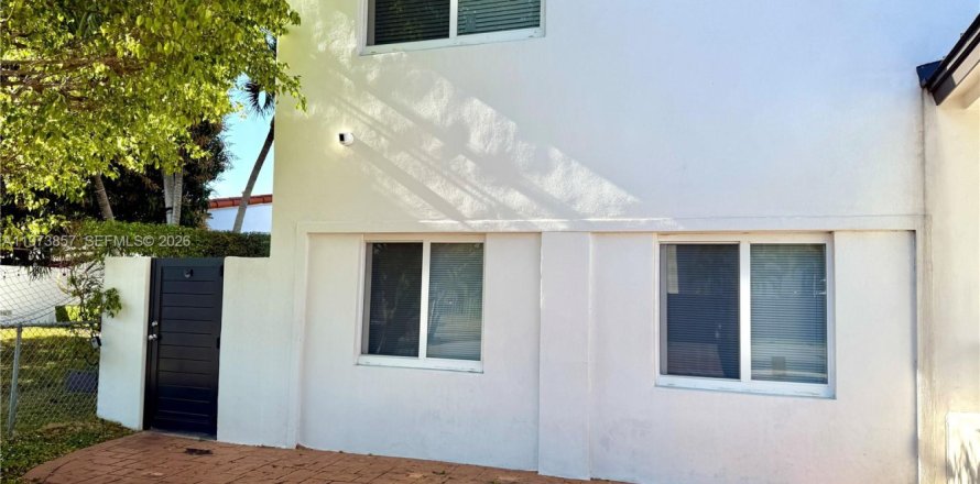 Commercial property in Miami, Florida 211.45 sq.m. № 2033392