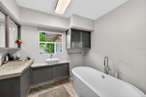 House in Saint Petersburg, Florida 3 bedrooms, 153.94 sq.m. № 1877475 - photo 19