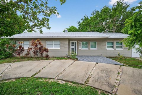 House in Saint Petersburg, Florida 3 bedrooms, 153.94 sq.m. № 1877475 - photo 1