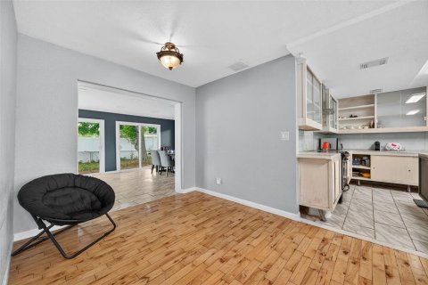 House in Saint Petersburg, Florida 3 bedrooms, 153.94 sq.m. № 1877475 - photo 9