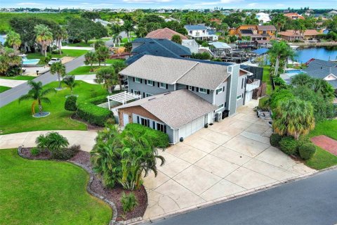 House in New Smyrna Beach, Florida 4 bedrooms, 341.32 sq.m. № 2099956 - photo 2