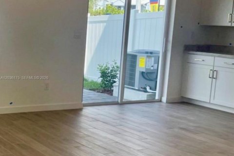 Touwnhouse à louer à Homestead, Floride: 4 chambres, 163.23 m2 № 2084243 - photo 6