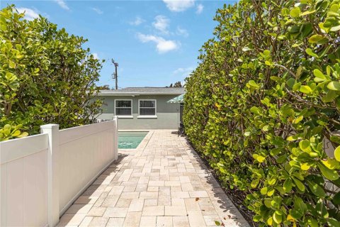 House in Holmes Beach, Florida 2 bedrooms, 102.01 sq.m. № 1608263 - photo 5