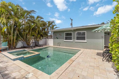 House in Holmes Beach, Florida 2 bedrooms, 102.01 sq.m. № 1608263 - photo 1