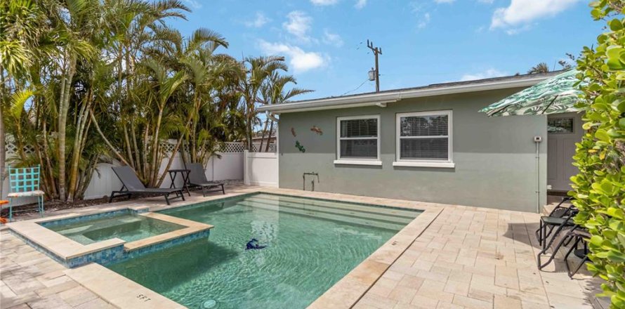 House in Holmes Beach, Florida 2 bedrooms, 102.01 sq.m. № 1608263