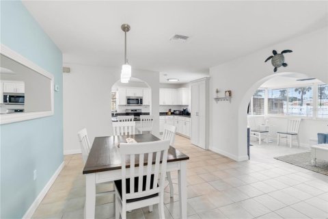 House in Holmes Beach, Florida 2 bedrooms, 102.01 sq.m. № 1608263 - photo 9