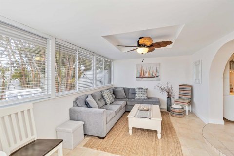 House in Holmes Beach, Florida 2 bedrooms, 102.01 sq.m. № 1608263 - photo 8