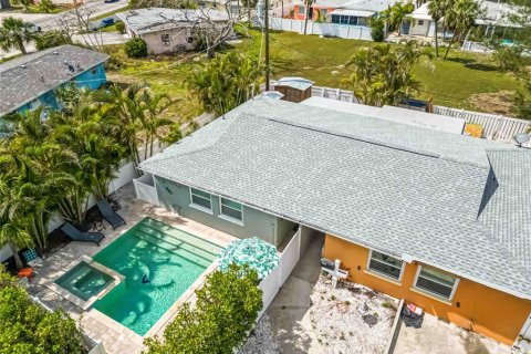 House in Holmes Beach, Florida 2 bedrooms, 102.01 sq.m. № 1608263 - photo 3