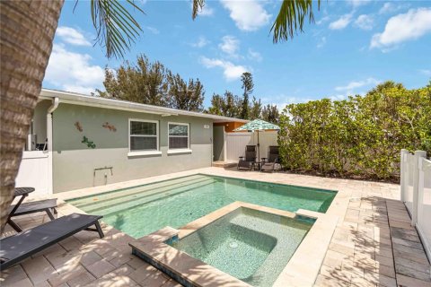 House in Holmes Beach, Florida 2 bedrooms, 102.01 sq.m. № 1608263 - photo 2