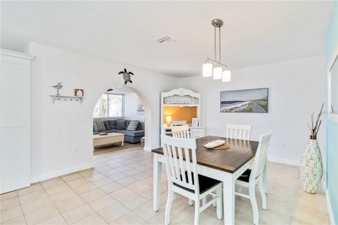 House in Holmes Beach, Florida 2 bedrooms, 102.01 sq.m. № 1608263 - photo 11