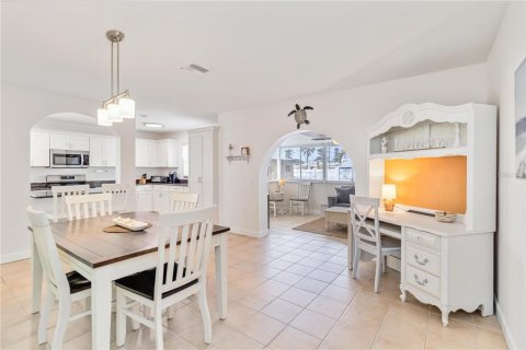 House in Holmes Beach, Florida 2 bedrooms, 102.01 sq.m. № 1608263 - photo 10