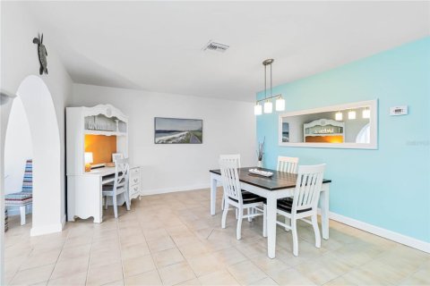 House in Holmes Beach, Florida 2 bedrooms, 102.01 sq.m. № 1608263 - photo 12