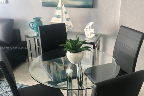 Condo in Hollywood, Florida  № 2326140 - photo 7