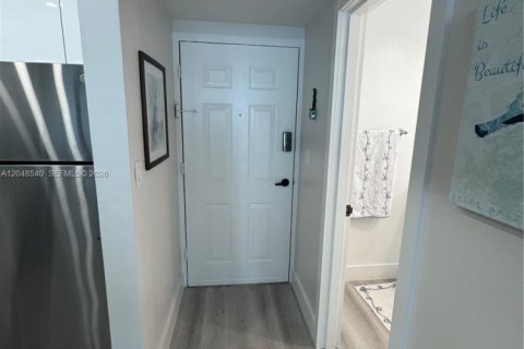 Condo in Hollywood, Florida  № 2326140 - photo 13