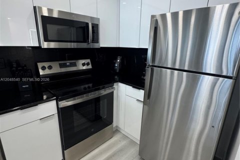Condo in Hollywood, Florida  № 2326140 - photo 10