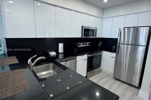 Condo in Hollywood, Florida  № 2326140 - photo 11