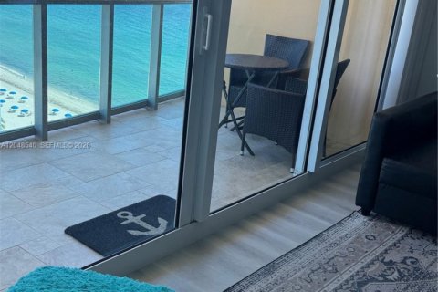 Condo in Hollywood, Florida  № 2326140 - photo 2