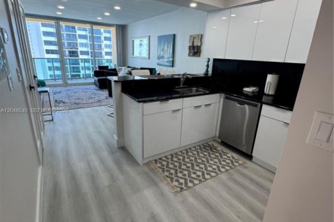 Condo in Hollywood, Florida  № 2326140 - photo 9