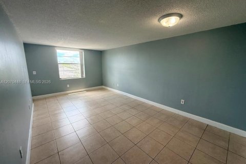 Condo à Hialeah, Floride, 2 chambres  № 2303778