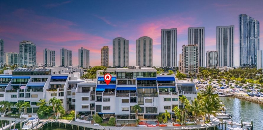 Condo à Sunny Isles Beach, Floride, 3 chambres № 1797524