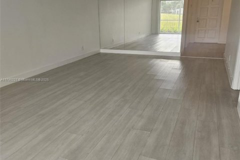 Condo in Pompano Beach, Florida, 1 bedroom  № 1730969 - photo 12