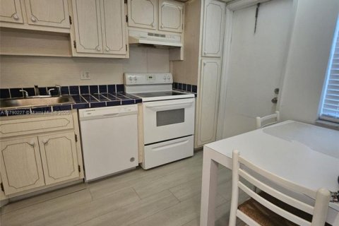 Condo in Pompano Beach, Florida, 1 bedroom  № 1730969 - photo 10