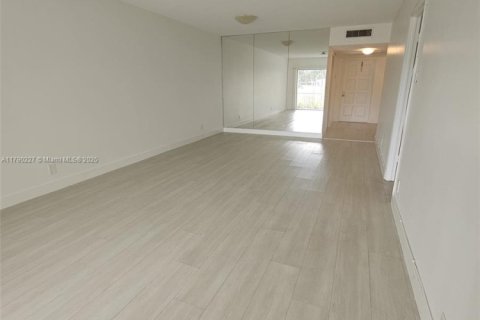 Condo in Pompano Beach, Florida, 1 bedroom  № 1730969 - photo 14