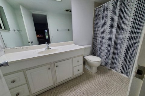 Condo in Pompano Beach, Florida, 1 bedroom  № 1730969 - photo 16