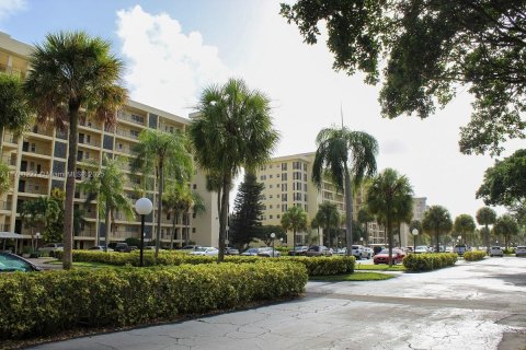 Condo in Pompano Beach, Florida, 1 bedroom  № 1730969 - photo 3