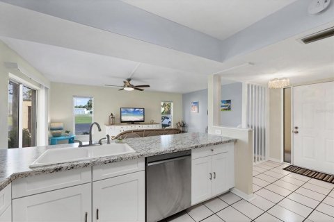Condo in Englewood, Florida, 2 bedrooms  № 1826261 - photo 13