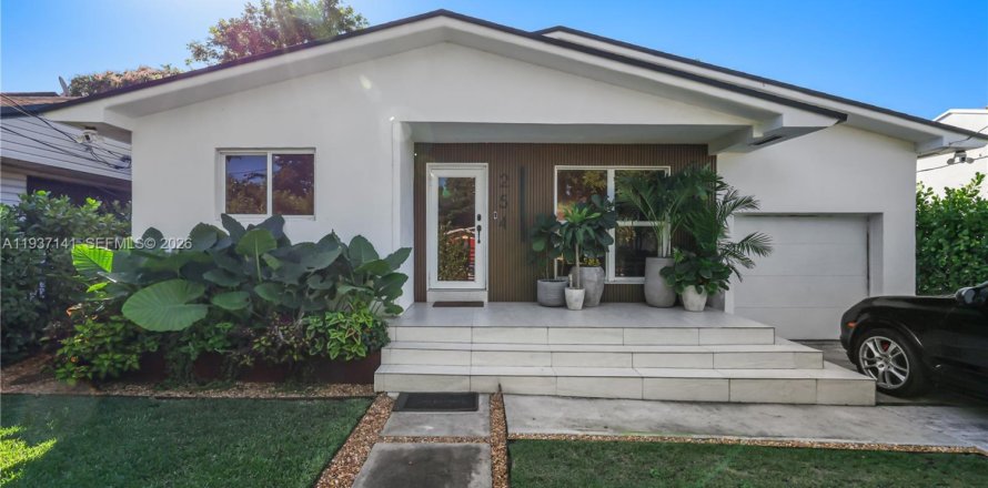 Дом в Майами, Флорида 3 спальни, 130.53м2 № 1995618