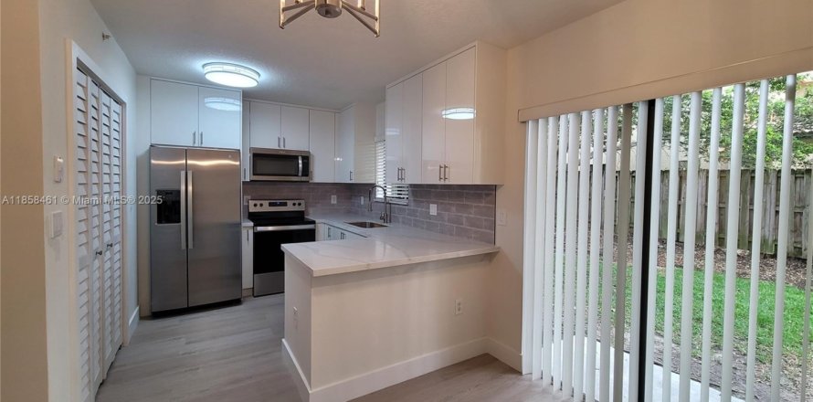 Condo in Cutler Bay, Florida, 3 bedrooms № 1888393
