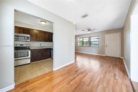 House in Hollywood, Florida 2 bedrooms, 99.03 sq.m. № 1763016 - photo 12