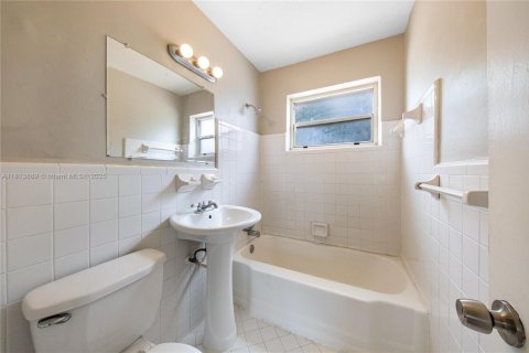 House in Hollywood, Florida 2 bedrooms, 99.03 sq.m. № 1763016 - photo 15