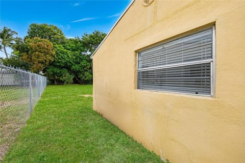 House in Hollywood, Florida 2 bedrooms, 99.03 sq.m. № 1763016 - photo 25