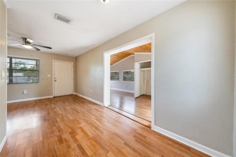 House in Hollywood, Florida 2 bedrooms, 99.03 sq.m. № 1763016 - photo 24