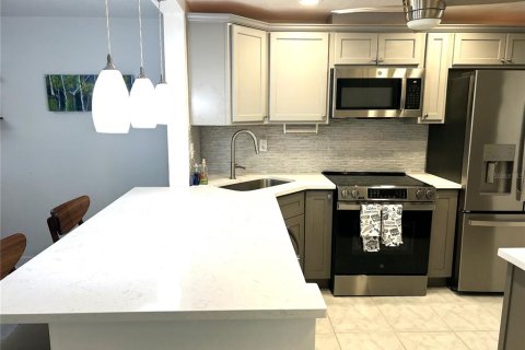 Condo in New Port Richey, Florida, 2 bedrooms  № 2218187 - photo 4