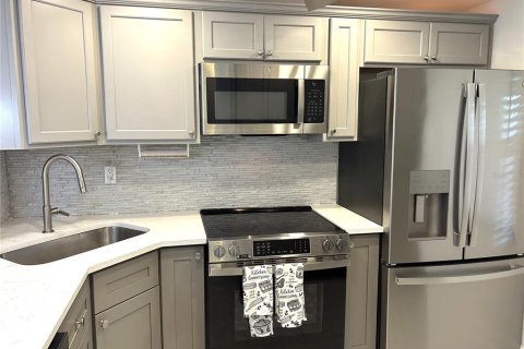 Condo in New Port Richey, Florida, 2 bedrooms  № 2218187 - photo 6